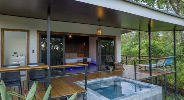 Luxury villa with volcano view and private jacuzzi. - Imagen 2