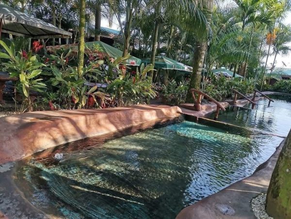 Hotel with hot springs - Imagen 5