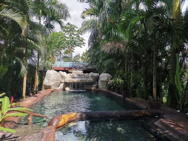 Hotel with hot springs - Imagen 2
