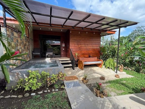Cabin with jacuzzi and volcano view - Imagen 2